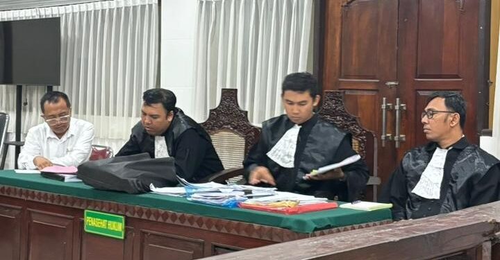Tim kuasa hukum Direktur PT UKI saat mendampngi Terdakwa PAS di sidang lanjutan dengan agenda pemeriksaan saksi di PN Denpasar. -Balitopik.com