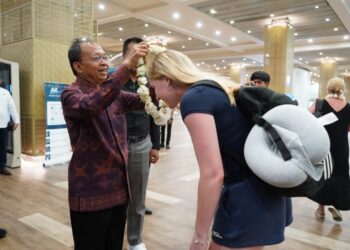 Gubernur Bali Wayan Koster saat menyambut sejumlah wisatawan asing di Bandara I Gusti Ngurah Rai. -Balitopik.com