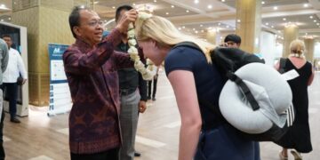 Gubernur Bali Wayan Koster saat menyambut sejumlah wisatawan asing di Bandara I Gusti Ngurah Rai. -Balitopik.com
