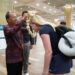 Gubernur Bali Wayan Koster saat menyambut sejumlah wisatawan asing di Bandara I Gusti Ngurah Rai. -Balitopik.com