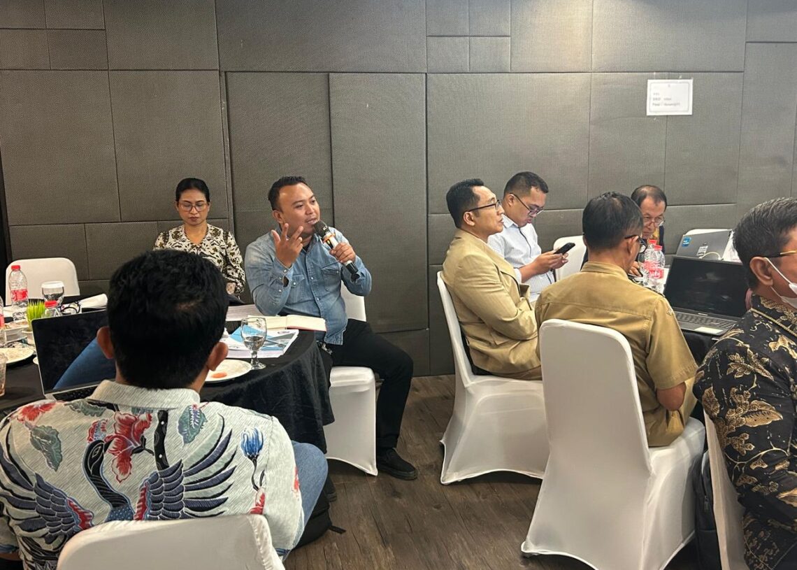 Direktur WALHI Bali Made Krisna Dinata S.Pd, M.Pd saat menyampaikan pendapat. -Balitopik.com