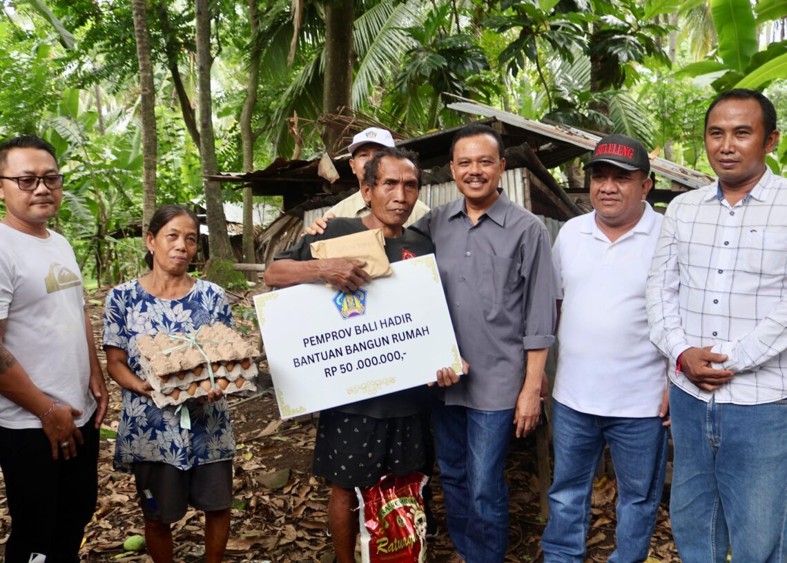 Sekretaris Daerah Provinsi Bali, Dewa Made Indra saat hadir dan menyerahkan bantuan di Buleleng. -Balitopik.com