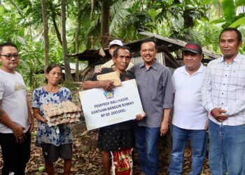 Sekretaris Daerah Provinsi Bali, Dewa Made Indra saat hadir dan menyerahkan bantuan di Buleleng. -Balitopik.com