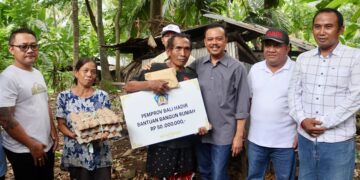 Sekretaris Daerah Provinsi Bali, Dewa Made Indra saat hadir dan menyerahkan bantuan di Buleleng. -Balitopik.com