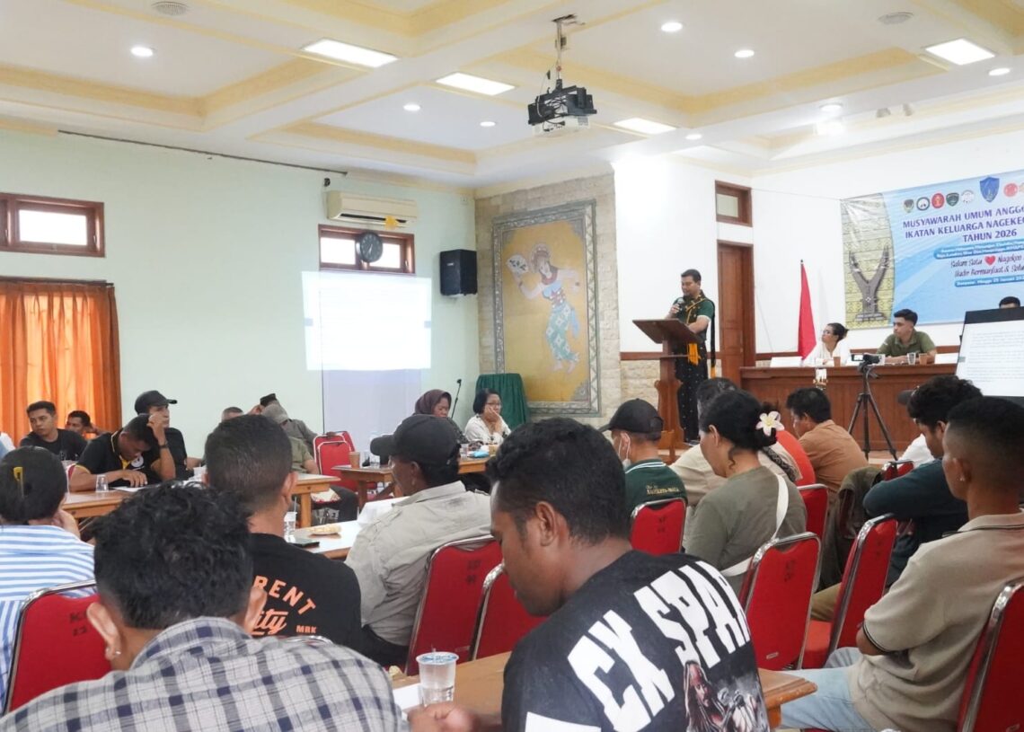 Ketua Umum (Ketum) Ikatan Keluarga Nagekeo (IKANA) Bali Simon Woge saat memberikan sambutan dalam Musyawarah Umum Anggota Tertinggi (MUAT) IKANA Bali. -Balitopik.com