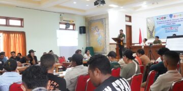 Ketua Umum (Ketum) Ikatan Keluarga Nagekeo (IKANA) Bali Simon Woge saat memberikan sambutan dalam Musyawarah Umum Anggota Tertinggi (MUAT) IKANA Bali. -Balitopik.com