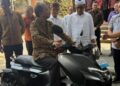 Gubernur Bali Wayan Koster saat uji coba motor listrik. -Balitopik.com