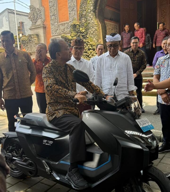 Gubernur Bali Wayan Koster saat uji coba motor listrik. -Balitopik.com