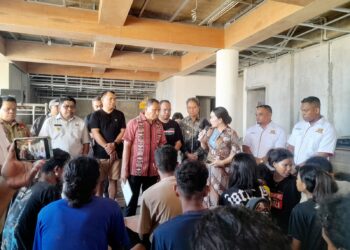 Para Pimpinan daerah asal NTT saat mengunjungi warganya di bedeng proyek di Bali. -Balitopik.com