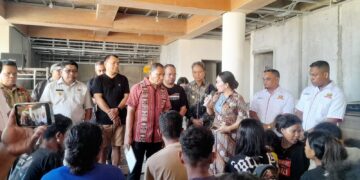 Para Pimpinan daerah asal NTT saat mengunjungi warganya di bedeng proyek di Bali. -Balitopik.com