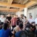 Para Pimpinan daerah asal NTT saat mengunjungi warganya di bedeng proyek di Bali. -Balitopik.com