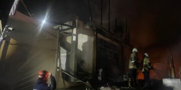 Petugas pemadam kebakaran saat memadamkan api. -Balitopik.com