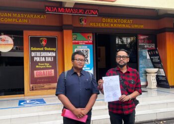 Raden Reydi Nobel Kristoni saat melaporkan masalahnya tersebut ke SPKT Polda Bali. -Balitopik.com