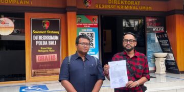 Raden Reydi Nobel Kristoni saat melaporkan masalahnya tersebut ke SPKT Polda Bali. -Balitopik.com