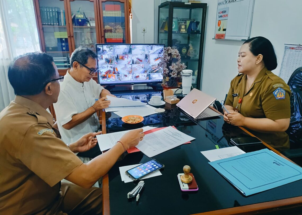 Ketua Yayasan THK Bali I Gusti Ngurah Wisnu Wardana (tengah) dan Kepala Bapelkesmas Bali, Sinta Javani, S.ST, MAP saat menandatangani kerja sama. -Balitopik.com