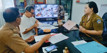 Ketua Yayasan THK Bali I Gusti Ngurah Wisnu Wardana (tengah) dan Kepala Bapelkesmas Bali, Sinta Javani, S.ST, MAP saat menandatangani kerja sama. -Balitopik.com