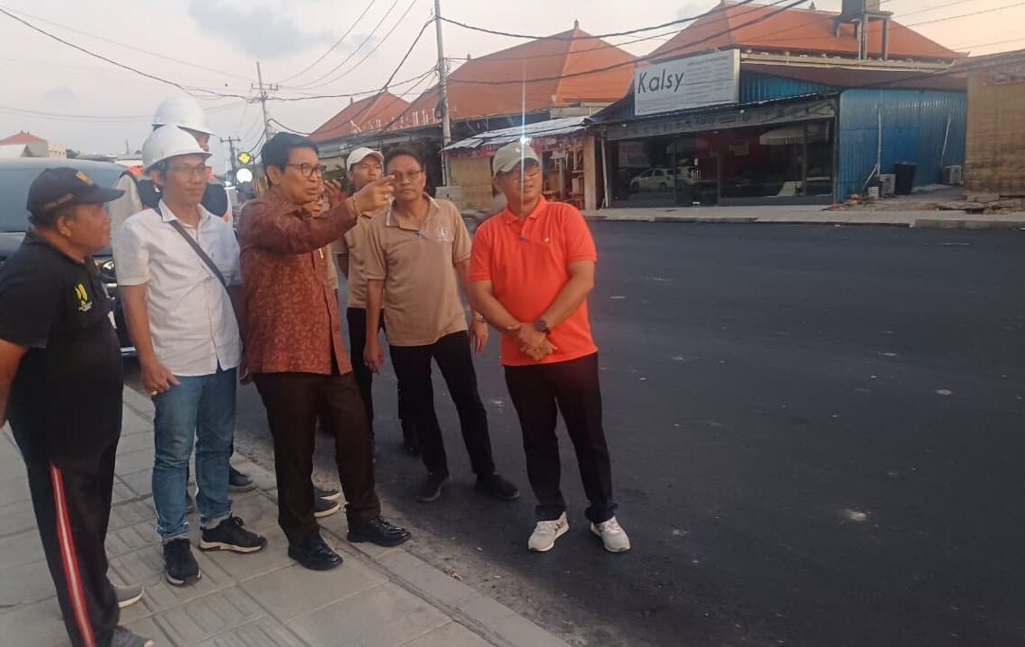 Bupati Badung I Wayan Adi Arnawa saat meninjau perubahan arus lalu lintas di wilayah Kerobokan. -IST/Balitopik.com