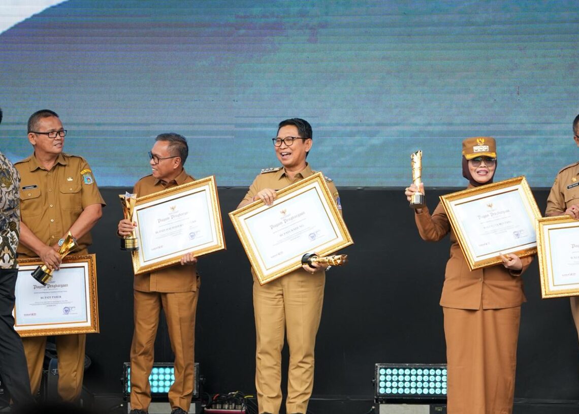 Bupati Badung I Wayan Adi Arnawa saat menerima Penghargaan Upakarya Wanua Nugraha Tahun 2025 dari Kementerian Dalam Negeri Republik Indonesia. -IST/Balitopik.com