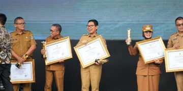 Bupati Badung I Wayan Adi Arnawa saat menerima Penghargaan Upakarya Wanua Nugraha Tahun 2025 dari Kementerian Dalam Negeri Republik Indonesia. -IST/Balitopik.com