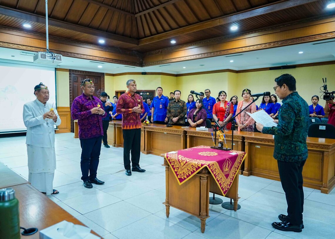 Bupati Adi Arnawa Lantik saat Direksi Perumda Pasar Dan Pangan Mgs Periode 2026–2031. -Balitopik.com