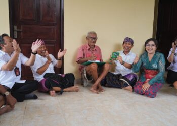 Bupati Badung I Wayan Adi Arnawa saat menuyerahkan penghargaan untuk salah satu lansia di atas 75 tahun di Badung. -IST/Balitopik.com