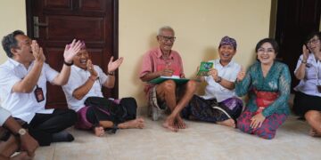 Bupati Badung I Wayan Adi Arnawa saat menuyerahkan penghargaan untuk salah satu lansia di atas 75 tahun di Badung. -IST/Balitopik.com