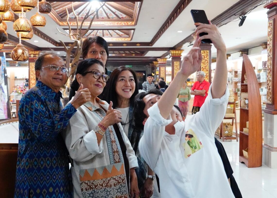 Gubernur Bali Wayan Koster dan Ibu saat diajak selfie peserta Dekranasda Bali. -Balitopik.com