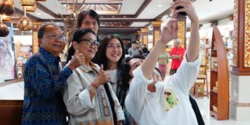 Gubernur Bali Wayan Koster dan Ibu saat diajak selfie peserta Dekranasda Bali. -Balitopik.com