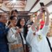 Gubernur Bali Wayan Koster dan Ibu saat diajak selfie peserta Dekranasda Bali. -Balitopik.com