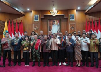 Wakil Gubernur NTT, Irjen Pol (Purn) Johni Asadoma bersama rombongan kepala daerah daratan Sumba Provinsi NTT diterima Gubernur Bali, Wayan Koster di Kertha Sabha Denpasar, Jumat (30/1/2026).- IST/Balitopik.com
