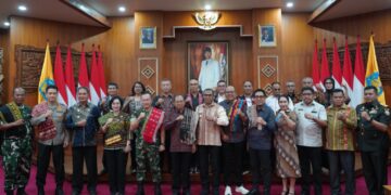 Wakil Gubernur NTT, Irjen Pol (Purn) Johni Asadoma bersama rombongan kepala daerah daratan Sumba Provinsi NTT diterima Gubernur Bali, Wayan Koster di Kertha Sabha Denpasar, Jumat (30/1/2026).- IST/Balitopik.com
