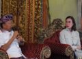 Gubernur Bali Wayan Koster (kiri) saat memaparkan data kepada Menpar RI Widiyanti Putri Wardhana saat berkunjung ke Puri Agung Ubud, Gianyar. -Balitopik.com