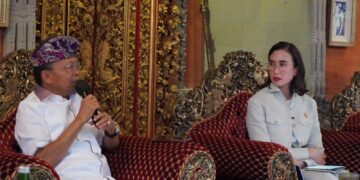 Gubernur Bali Wayan Koster (kiri) saat memaparkan data kepada Menpar RI Widiyanti Putri Wardhana saat berkunjung ke Puri Agung Ubud, Gianyar. -Balitopik.com