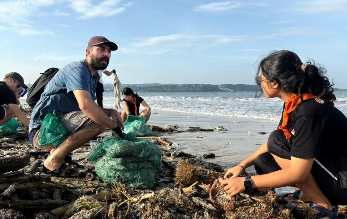 SISPALA Wira Satya Mandala dan Sungai Watch Kumpulkan 8 Ton Sampah Kiriman di Pantai Kedonganan. -Balitopik.com