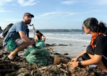 SISPALA Wira Satya Mandala dan Sungai Watch Kumpulkan 8 Ton Sampah Kiriman di Pantai Kedonganan. -Balitopik.com
