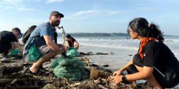 SISPALA Wira Satya Mandala dan Sungai Watch Kumpulkan 8 Ton Sampah Kiriman di Pantai Kedonganan. -Balitopik.com