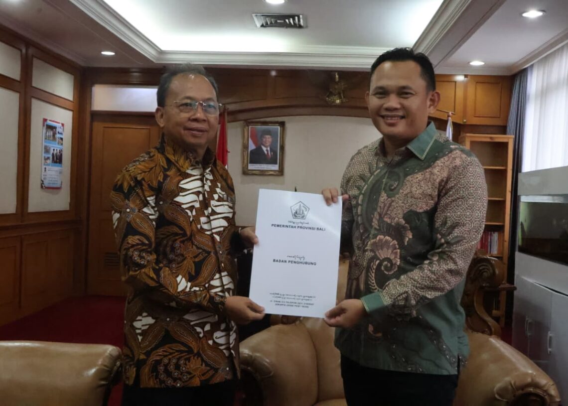Gubernur Bali Wayan Koster dan Direktur Jenderal Otonomi Daerah (Dirjen Otda) Kementerian Dalam Negeri RI, Cheka Virgowansyah, di Gedung F Kemendagri, Jakarta, Jumat (23/1). -Balitopik.com