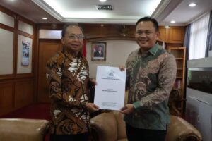 Gubernur Bali Wayan Koster dan Direktur Jenderal Otonomi Daerah (Dirjen Otda) Kementerian Dalam Negeri RI, Cheka Virgowansyah, di Gedung F Kemendagri, Jakarta, Jumat (23/1). -Balitopik.com