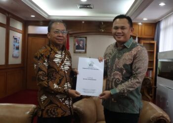 Gubernur Bali Wayan Koster dan Direktur Jenderal Otonomi Daerah (Dirjen Otda) Kementerian Dalam Negeri RI, Cheka Virgowansyah, di Gedung F Kemendagri, Jakarta, Jumat (23/1). -Balitopik.com