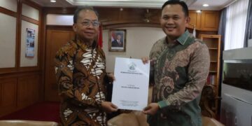 Gubernur Bali Wayan Koster dan Direktur Jenderal Otonomi Daerah (Dirjen Otda) Kementerian Dalam Negeri RI, Cheka Virgowansyah, di Gedung F Kemendagri, Jakarta, Jumat (23/1). -Balitopik.com