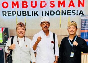 Tim Hukum Pengempon Pura Dalem saat Mendatangi Ombudsman RI. -IST/Balitopik.com