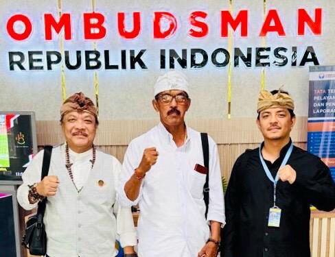 Tim Hukum Pengempon Pura Dalem saat Mendatangi Ombudsman RI. -IST/Balitopik.com