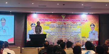 Wakil Gubernur NTT, Drs. Johni Asadoma, M.Hum saat berdialog dengan tokoh-tokoh NTT yang ada di Bali. -Balitopik.com