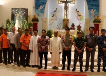 Wakil Gubernur Bali I Nyoman Giri Prasta, Kapolda Bali Irjen Pol Daniel Adityajaya, Pangdam IX/Udayana Mayjen TNI Piek Budyakto, serta Ketua DPRD Provinsi Bali Dewa Jack saat mengunjungi Gereja Katolik Paroki Santo Fransiskus Xaverius, Kuta. -Balitopik.com