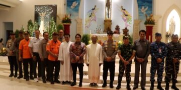 Wakil Gubernur Bali I Nyoman Giri Prasta, Kapolda Bali Irjen Pol Daniel Adityajaya, Pangdam IX/Udayana Mayjen TNI Piek Budyakto, serta Ketua DPRD Provinsi Bali Dewa Jack saat mengunjungi Gereja Katolik Paroki Santo Fransiskus Xaverius, Kuta. -Balitopik.com