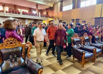 Depan: Pengamat Politik dan Akademisi Rocky Gerung (kiri) dan Gubernur Bali Wayan Koster. -Balitopik.com