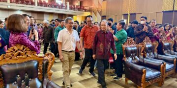 Depan: Pengamat Politik dan Akademisi Rocky Gerung (kiri) dan Gubernur Bali Wayan Koster. -Balitopik.com