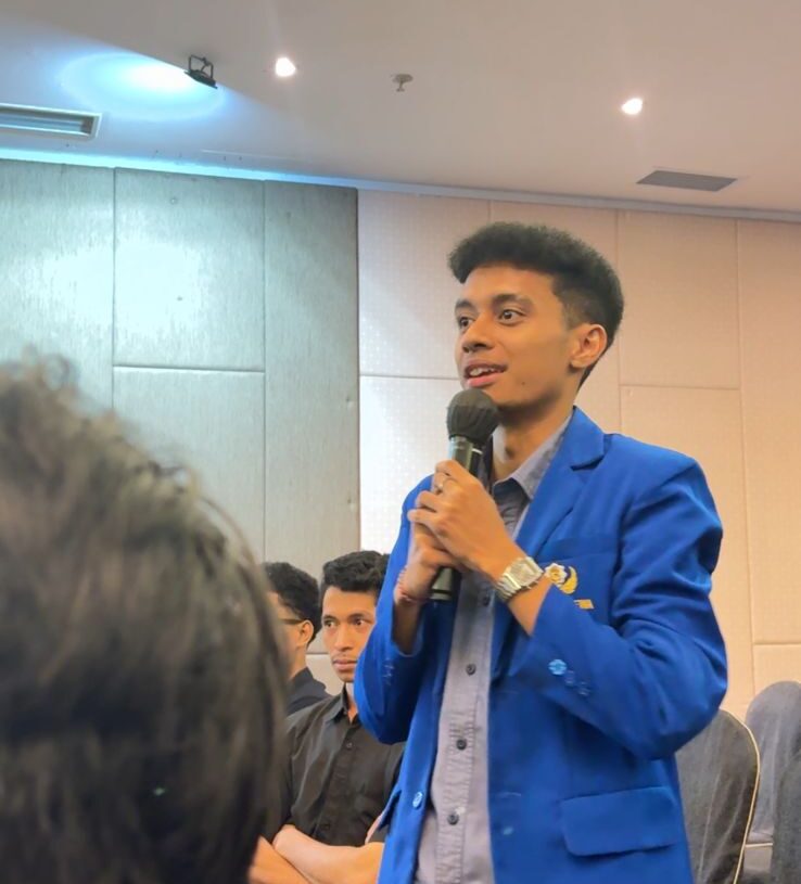 Adrianus Todang saat menyampaikan keresahannya kepada Wakil Gubernur NTT dalam sebuah dialog di Denpasar. -Balitopik.com