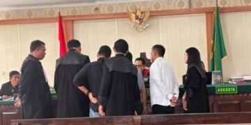 Kuasa Hukum Terdakwa dari Gendo Law Office saat menunjukan bukti surat pernyataan 2 oknum TNI yang mengakui melakukan intimidasi. -IST/Balitopik.com