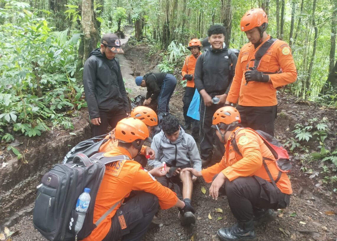 Tim Sar Gabungan Evakuasi Pendaki Alami Hipotermia di Gunung Agung